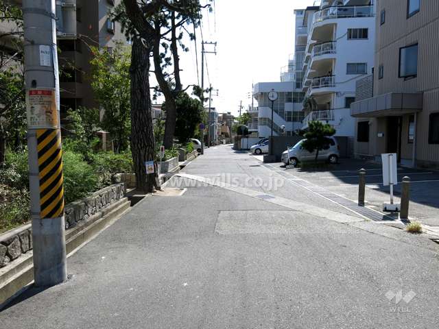 敷地西側の前面道路