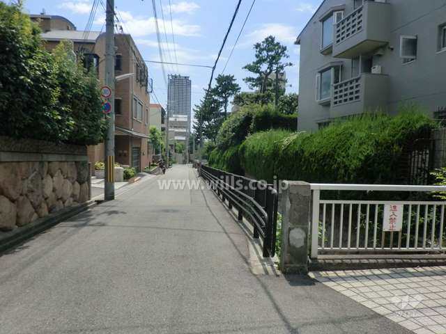 敷地東側の前面道路