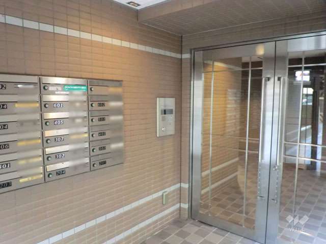 エントランスはオートロック付きです。