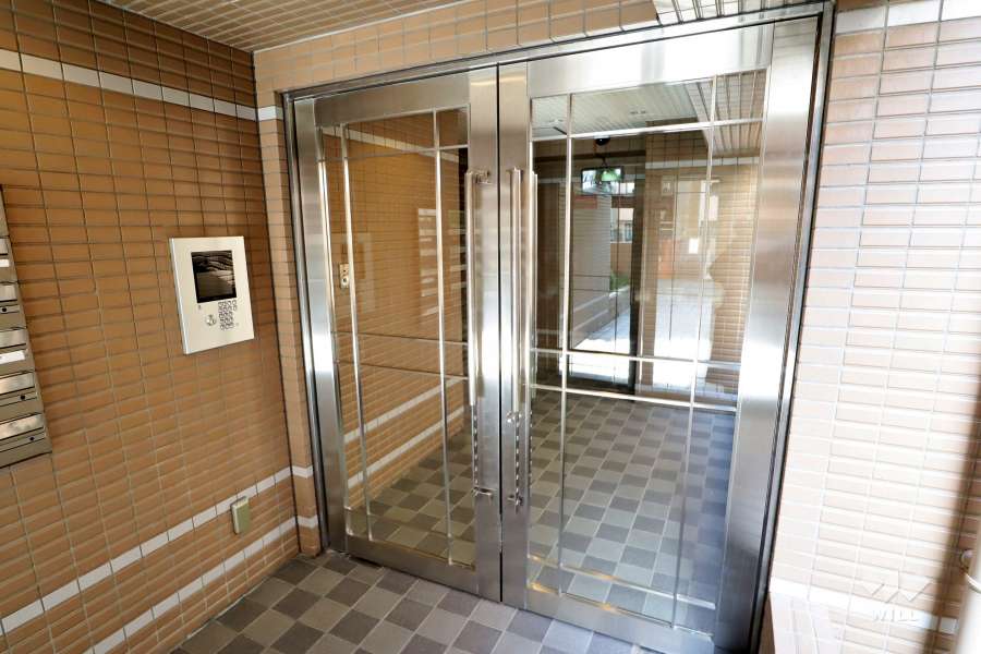 エントランスはオートロック付きです。