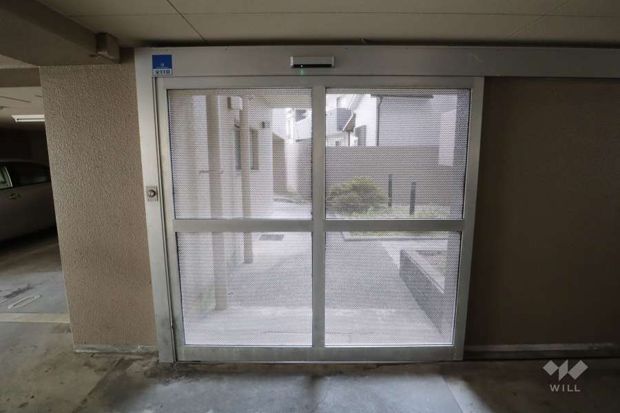 駐車場から敷地への入口（オートロック付き自動ドア）