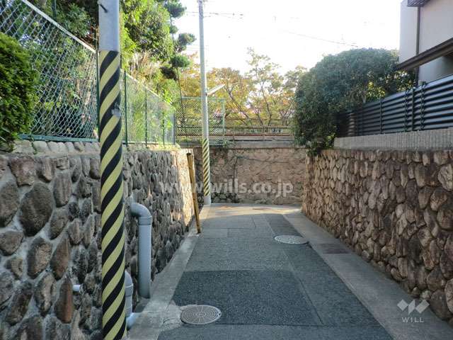 敷地西側の前面道路