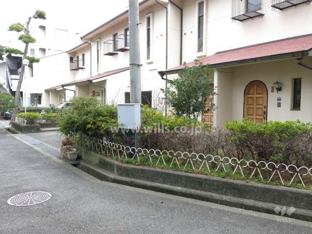敷地の周囲に植栽スペースが設けられています。