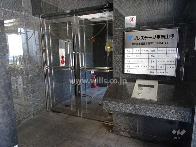 エントランスはオートロック付きです。