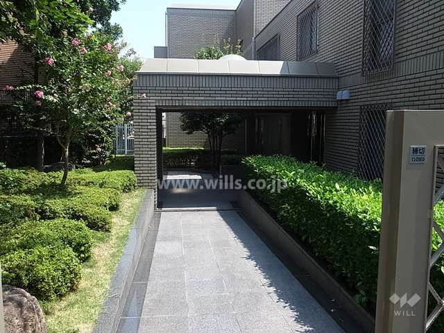 両脇に植栽が設けられたエントランスアプローチ