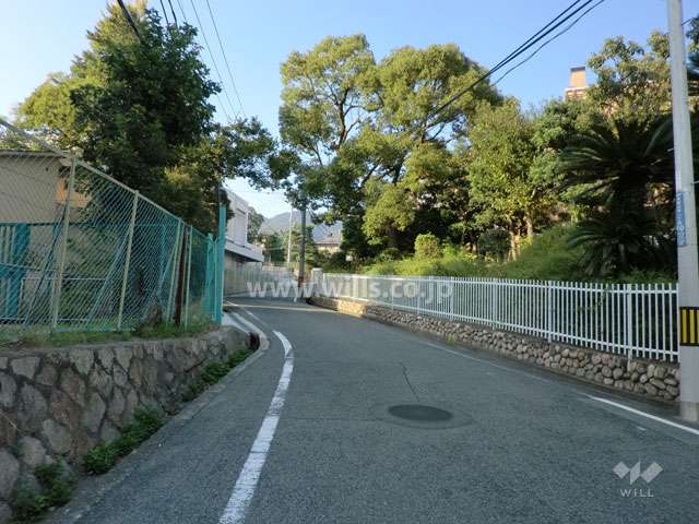 敷地西側の前面道路