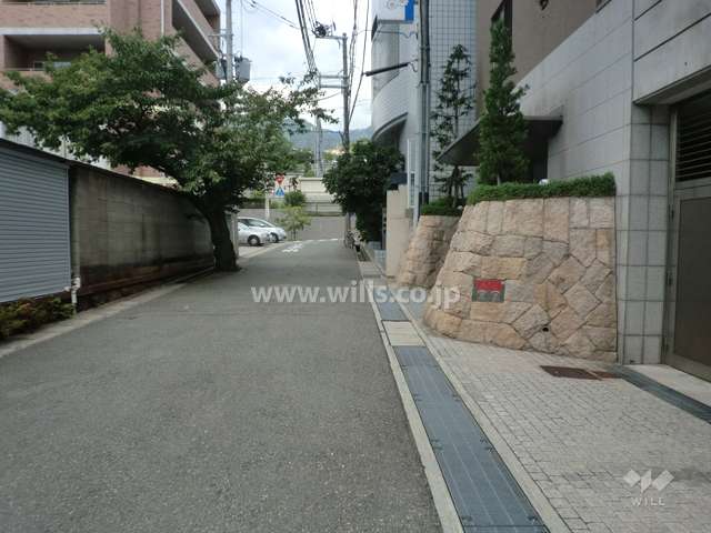 敷地西側の前面道路