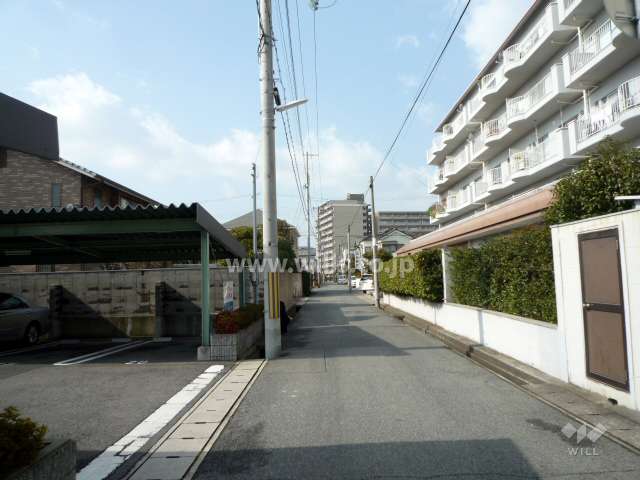 敷地南側の前面道路（東側から）