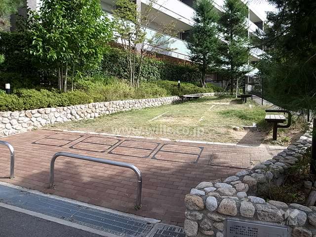 敷地に隣接する緑地公園