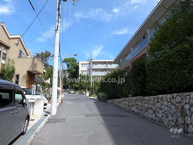敷地西側の前面道路