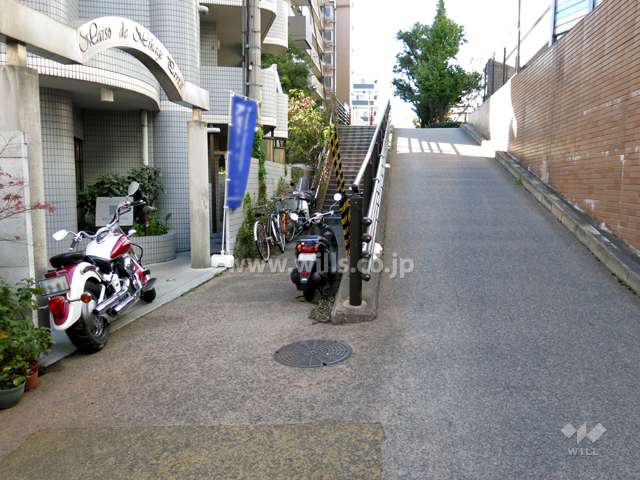 敷地北側の前面道路。前面道路を挟んで、国道43号線です。