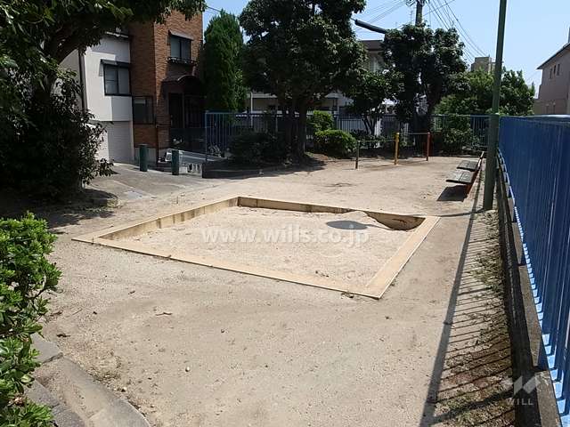 敷地に隣接する小さな公園