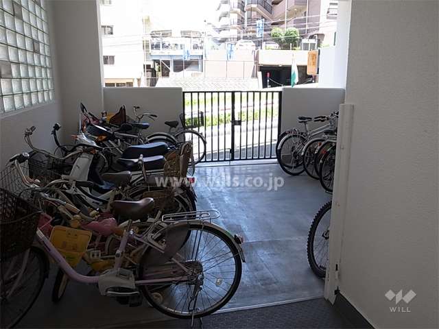 ピロティ部分に設けられた駐輪場