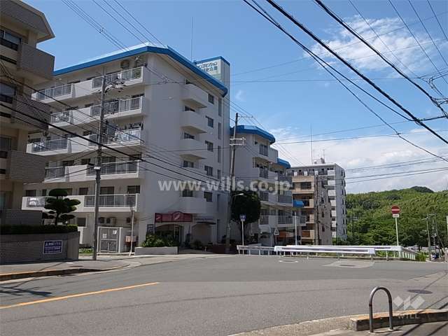 周辺は区画の整ったマンションが多く立ち並ぶ住宅地です。