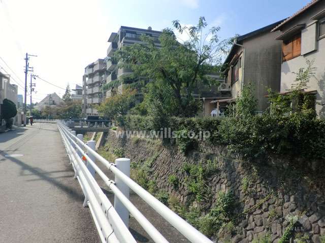 敷地南側の前面道路