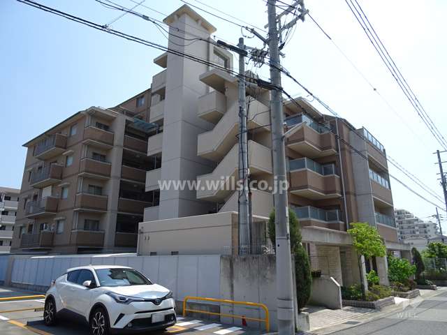 ユニアルス甲南山手プレジオの外観（北東側から）