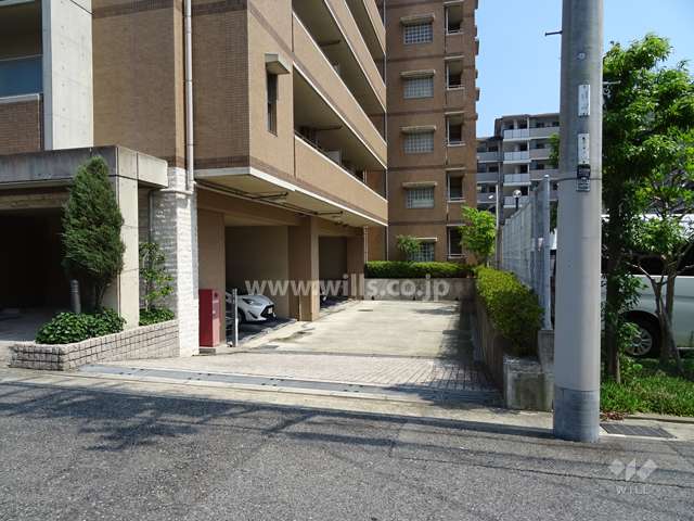駐車場出入り口