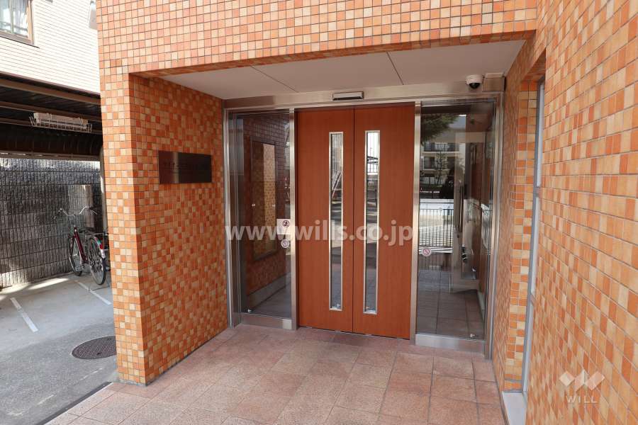 エントランスの扉は自動ドアです。