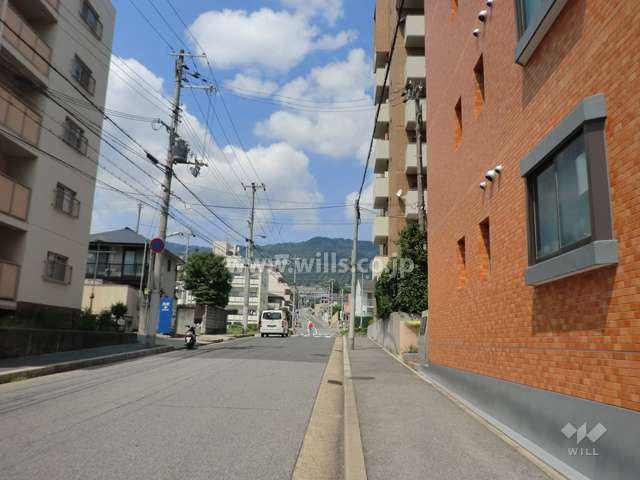 敷地西側の前面道路