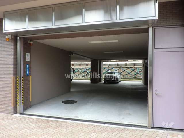 駐車場出入り口（シャッター付き）