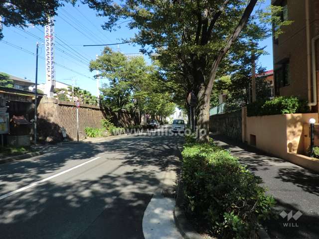 敷地北側の前面道路。道を挟んで阪急神戸線が走っています。