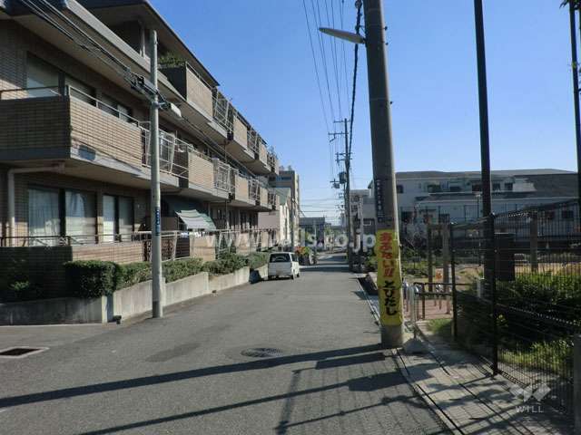 敷地西側の前面道路