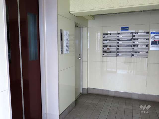 エントランスホール（共用ポストとエレベーター）