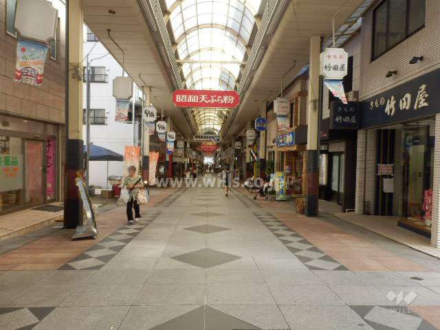 敷地東側の前面道路（神戸甲南本通商店街）