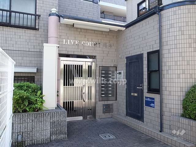 エントランスはオートロック付き。駐輪場はこの奥にあります。