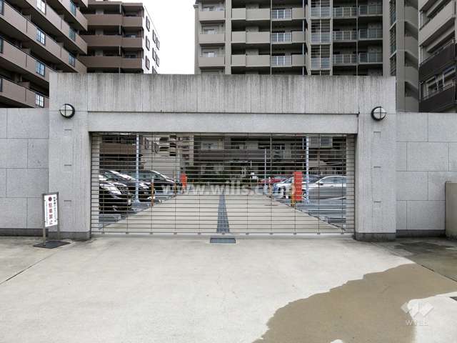 駐車場出入り口（リングシャッター付き）