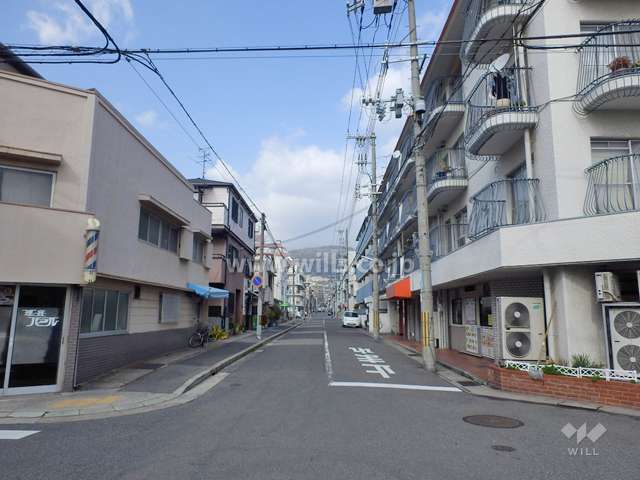 敷地西側の前面道路