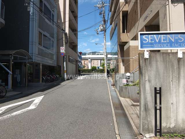 敷地西側の前面道路