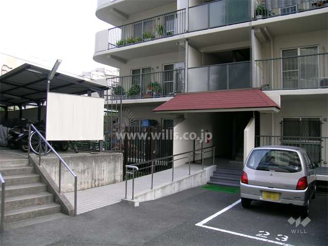 敷地内駐車場の奥にある駐輪場