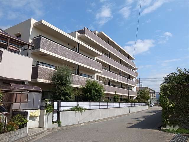 コンドミニアム宝塚東の外観（南西側から）