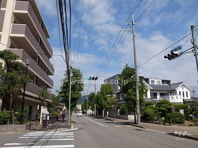敷地の東側は街路樹のきれいな二車線のバス通りに面しています。
