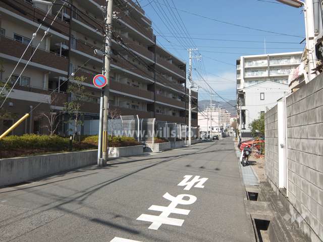 敷地東側の前面道路