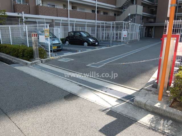 駐車場出入り口（ロボットゲート付き）