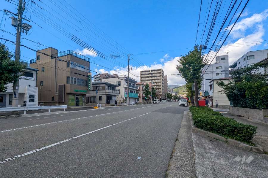 敷地西側の前面道路