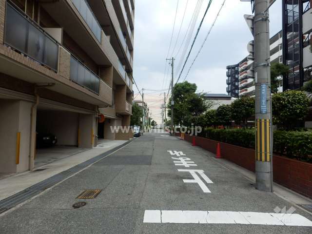 敷地南側の前面道路