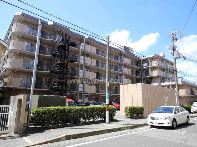 日商岩井北桜塚マンションの外観（北東側から）