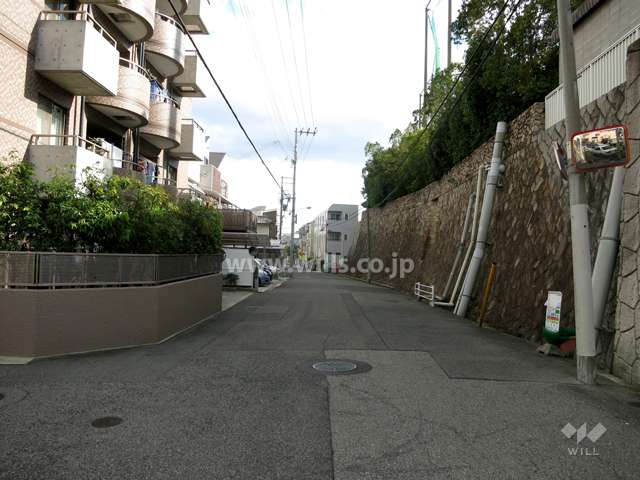 敷地西側の前面道路