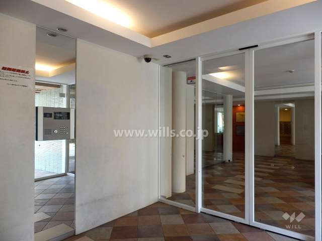 エントランスはオートロック付きです。