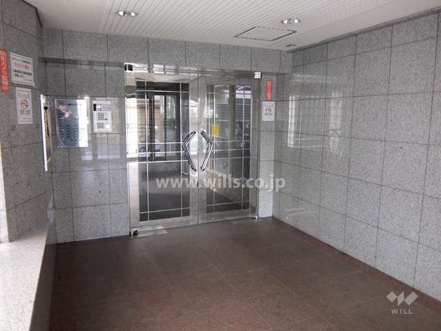 エントランスはオートロック付きです。