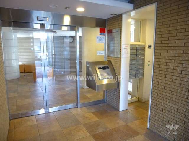 エントランスはオートロック付きです。