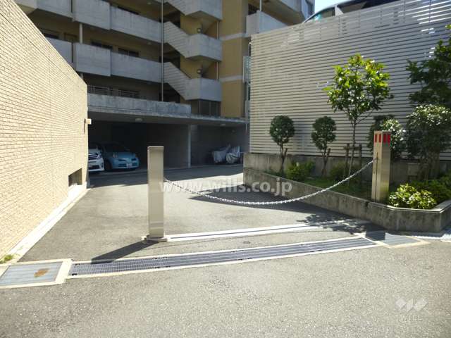 駐車場出入り口（ロボットゲート付き）