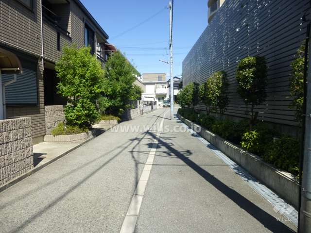 敷地北側の前面道路