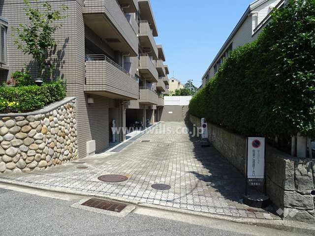 駐車場出入り口（ロボットゲート付き）