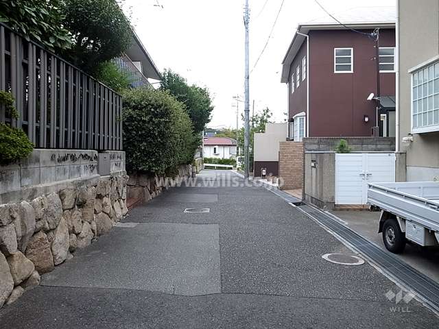 敷地南側の前面道路