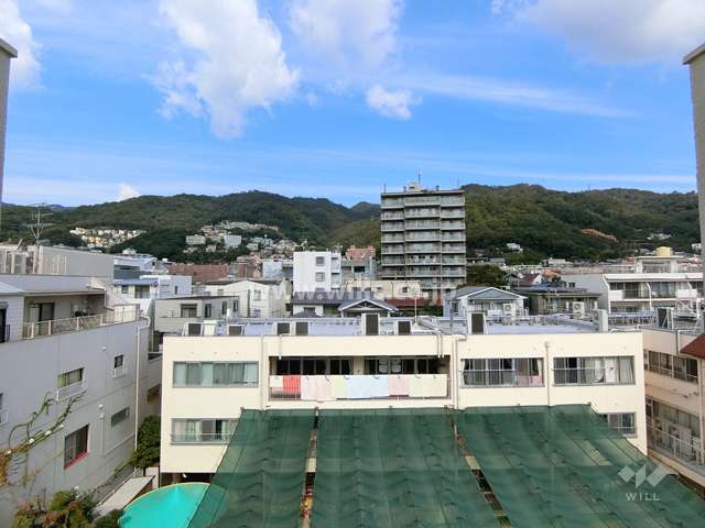 踊り場から望む山側の風景