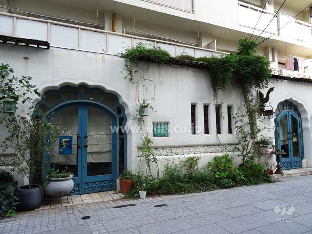敷地が3方角地にあり、店舗部分は5戸あります。